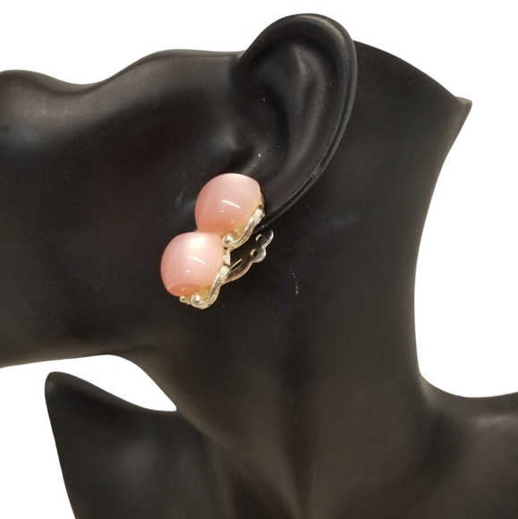 VINTAGE GOLDTONED & PINK MOONGLOW LUCITE CLIP ON EARRINGS - Picture 3 of 6